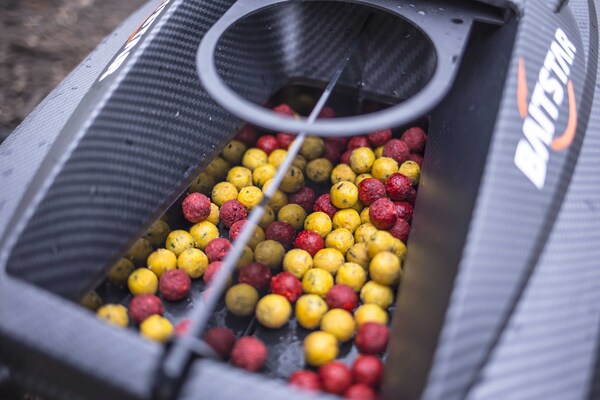 Bateau amorceur BaitStar Xpert Carbon AllinOne (GPS & détecteur de poissons)