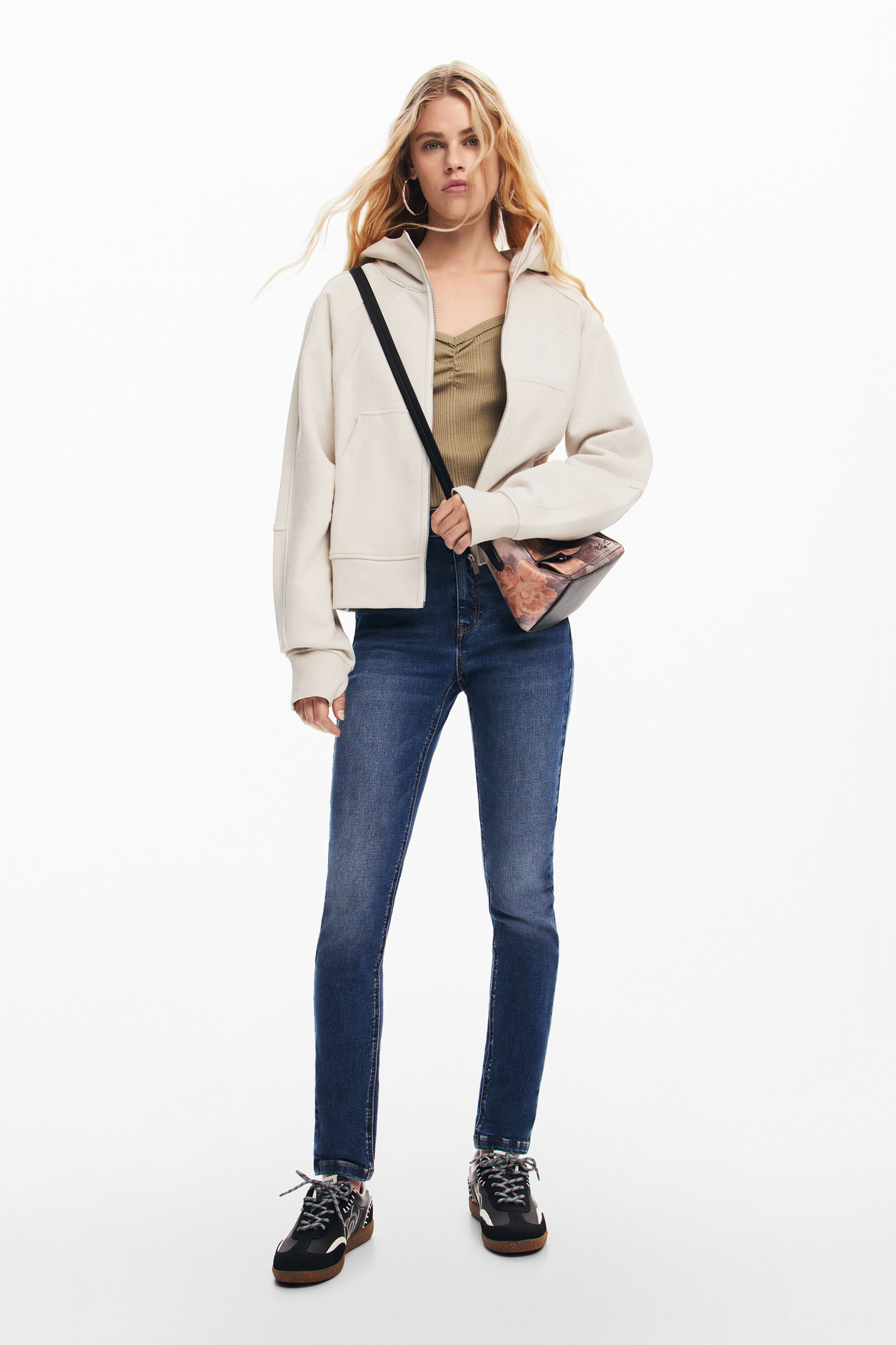 Calça jeans de corte reto com bolsos simples
