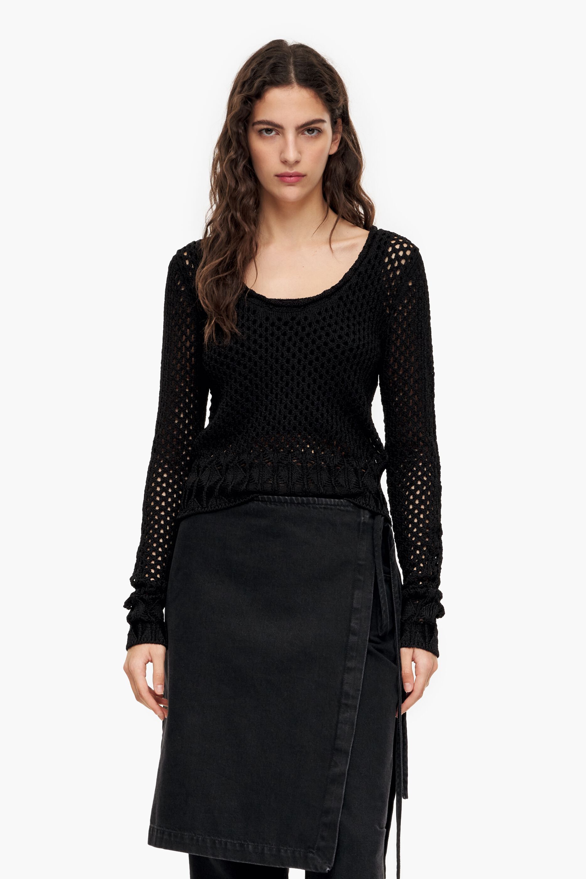 Suéter preto justo com detalhes vazados