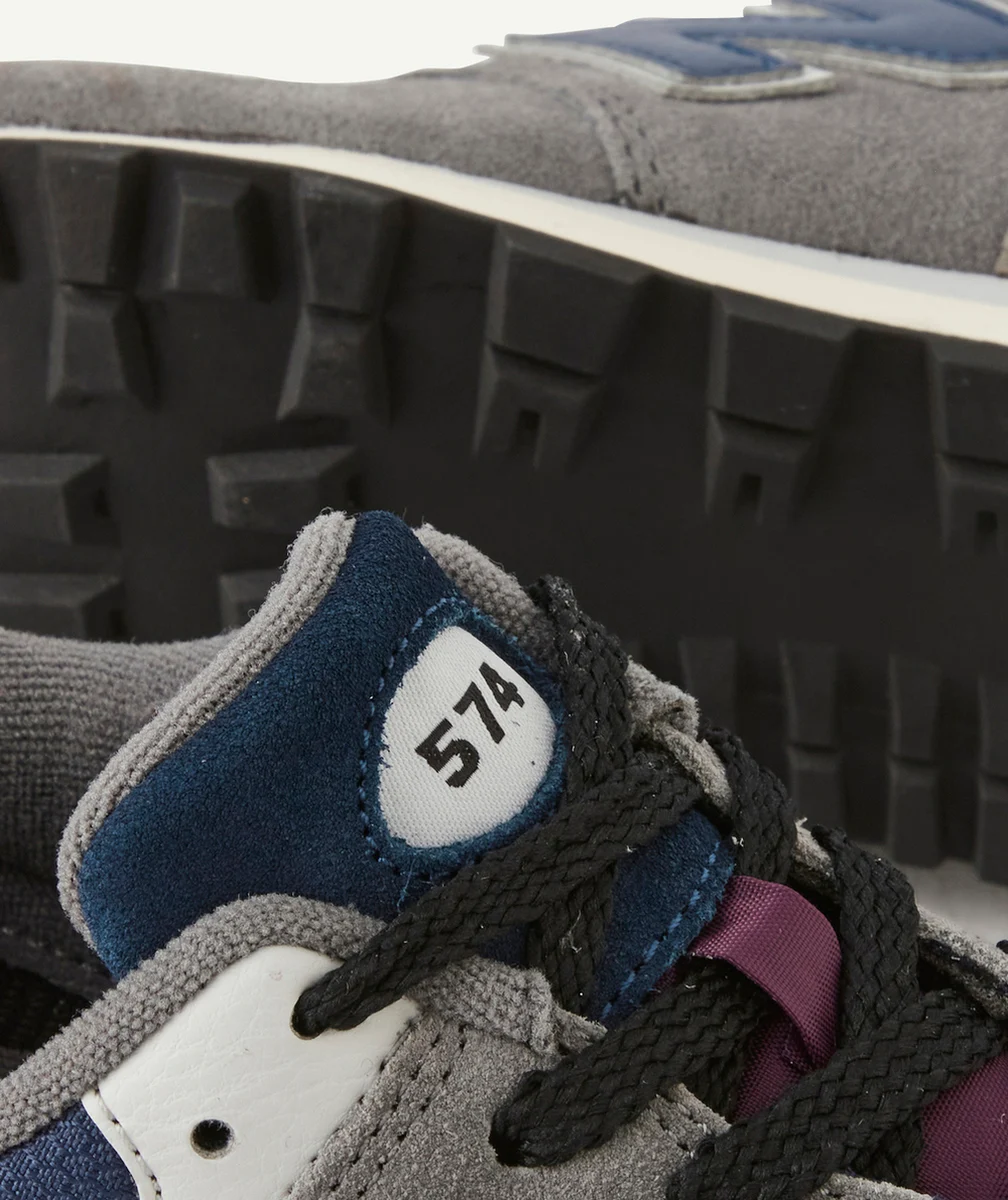 NEW BALANCEBASKETS À LACETS 574 GARÇON GRIS LOGO BLEU