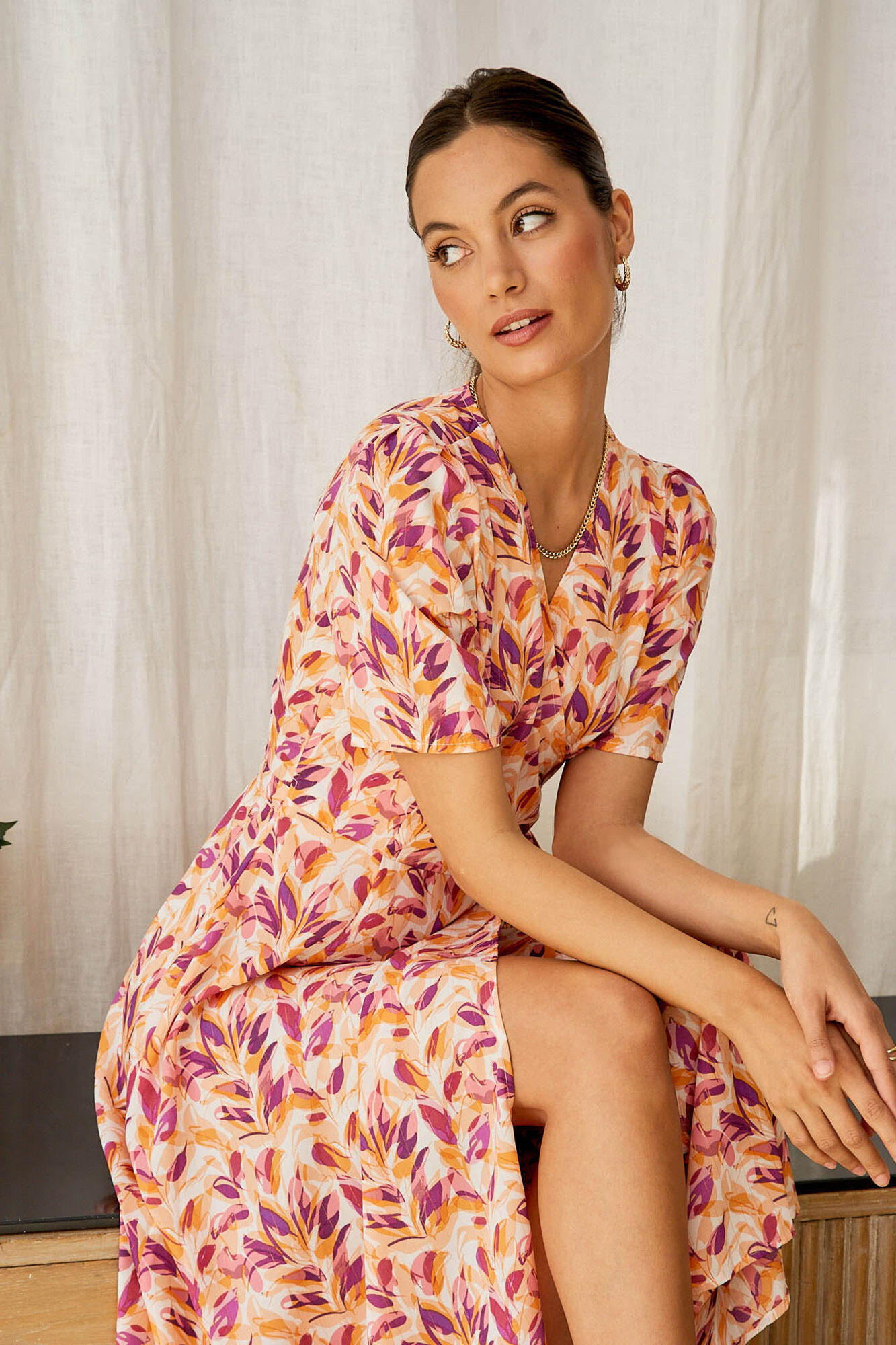 Vestido midi com estampa de folhas salmão - Coral