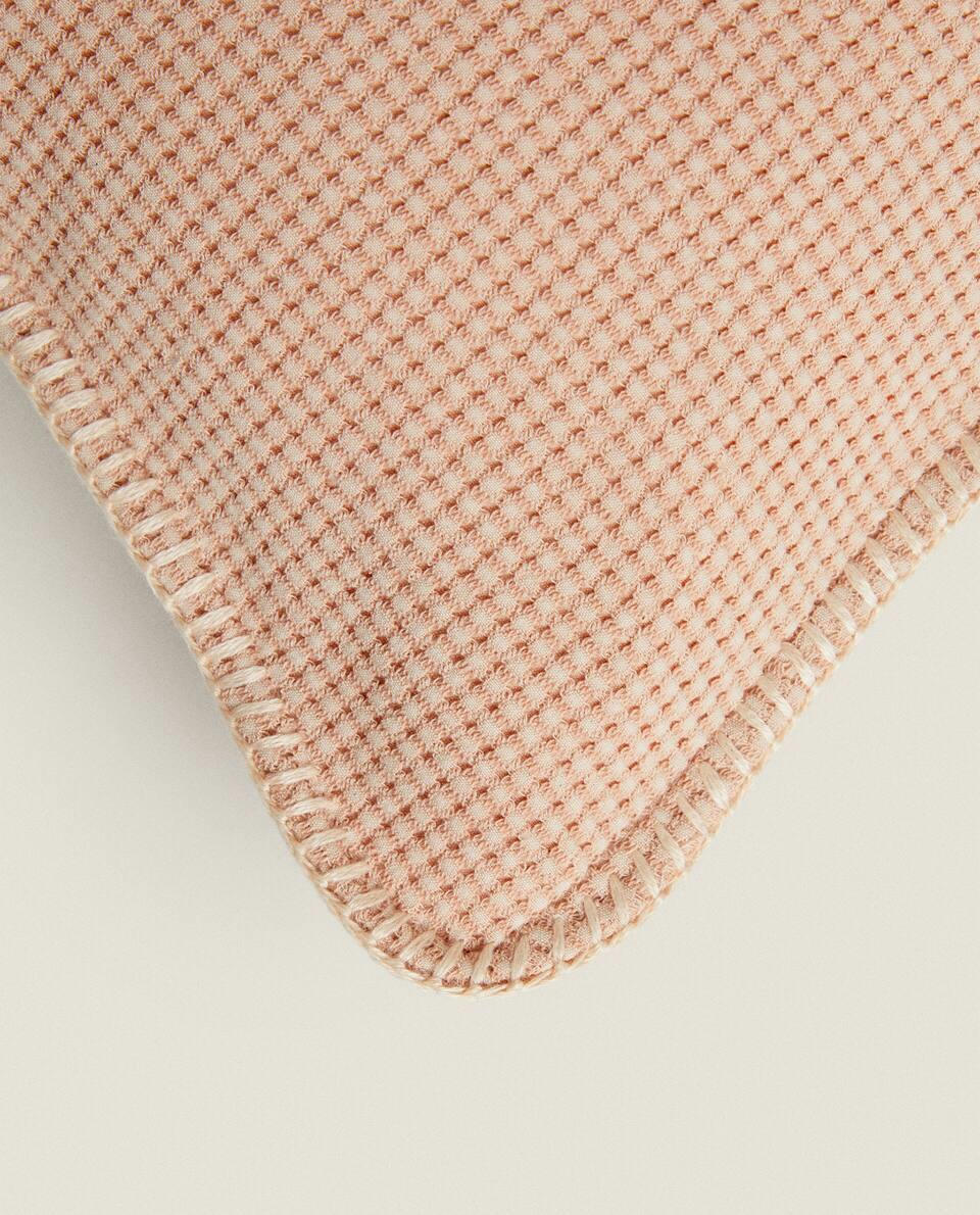 CAPA DE ALMOFADA COM TECIDO TEXTURIZADO EM MALHA WAFFLE