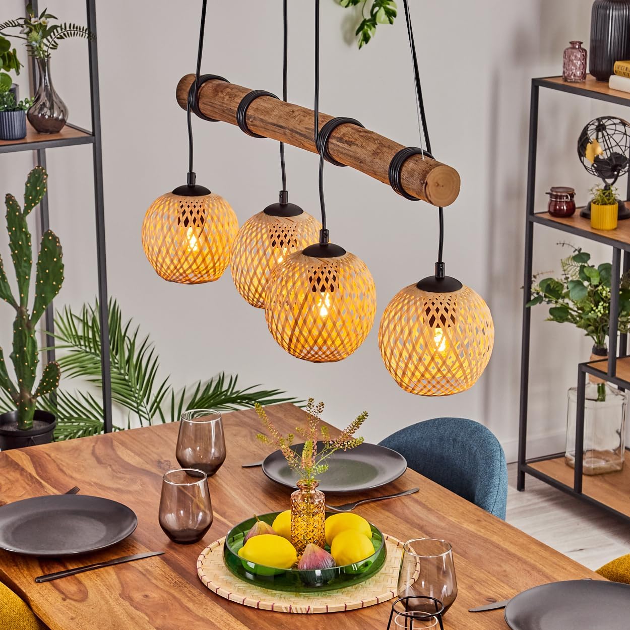 HOFSTEIN Pendelleuchte Basto, 4-flammige Hängelampe aus Metall/Holz/Bambus in Schwarz/Natur, Boho Hängeleuchte mit Bambusschirmen u. Holzbalken, Höhe max. 150cm, E27, Esszimmer, Wohnzimmer, Küche