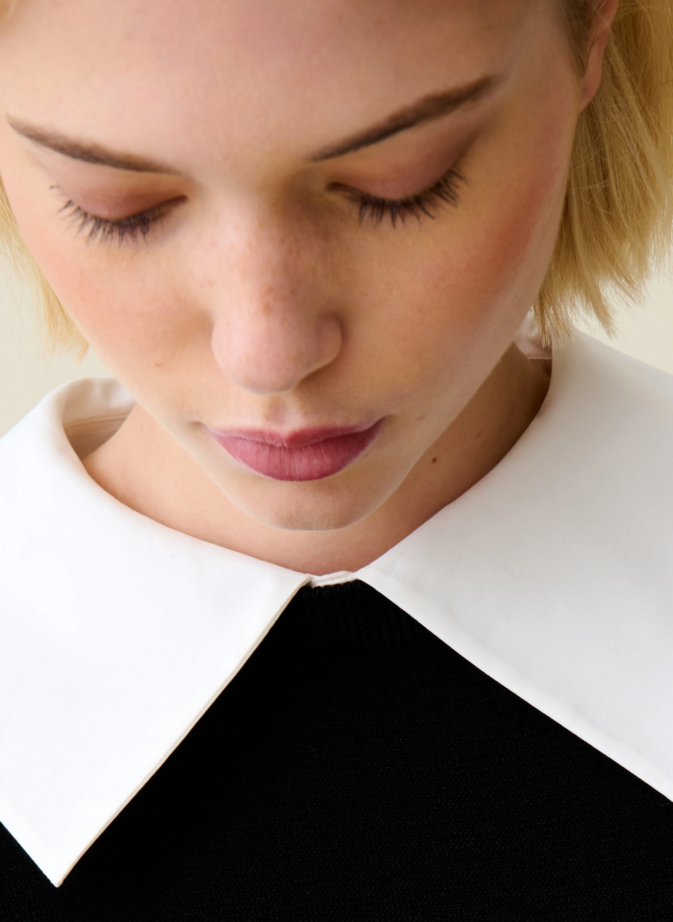 Robe courte cintrée en laine | Noir