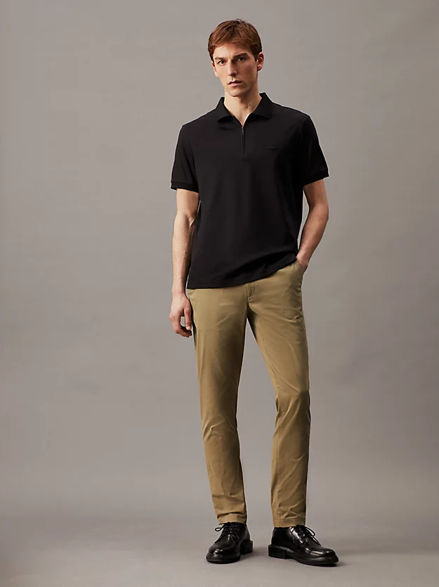Calças chino slim com cinto.