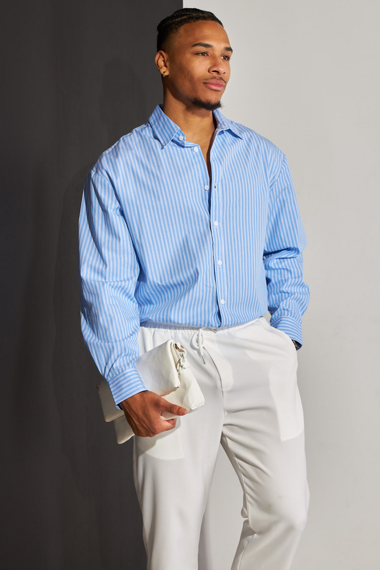 Chemise bleue à rayures blanches
