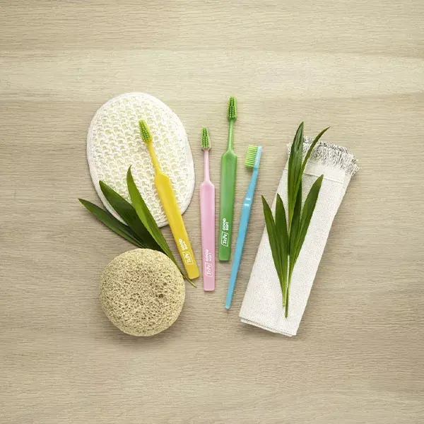 Pacote com 3 escovas de dentes TePe GOOD Regular Soft