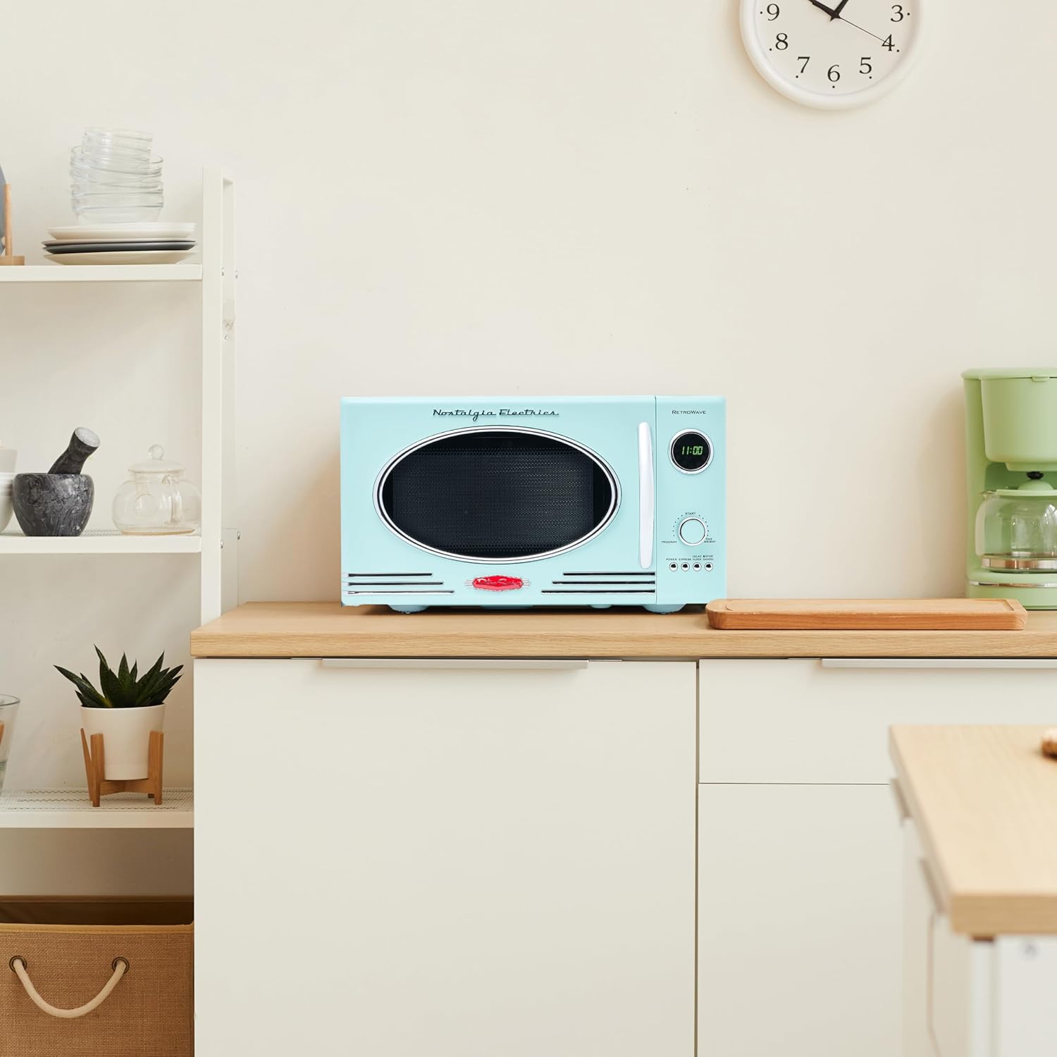 Nostalgia Four à Micro-Ondes de Comptoir Rétro - Grand 800 Watts - 25,4 L - 12 Réglages de Cuisson Préréglés - Horloge Numérique - Appareils de Cuisine - Rouge