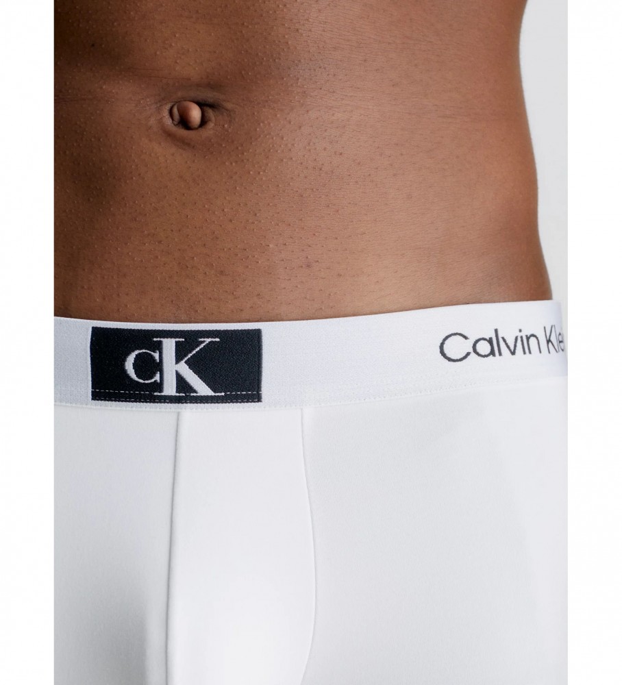 Conjunto com 3 cuecas boxer Calvin Klein de cintura baixa, nas cores preta, cinza e branca.