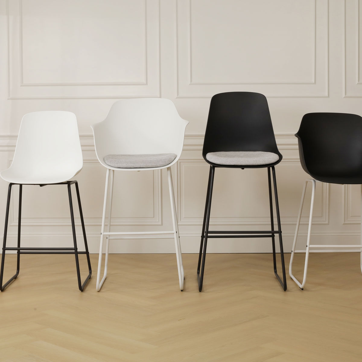 Nino-Liv barkruk wit met beige zitkussen - wit onderstel - 65 cm
