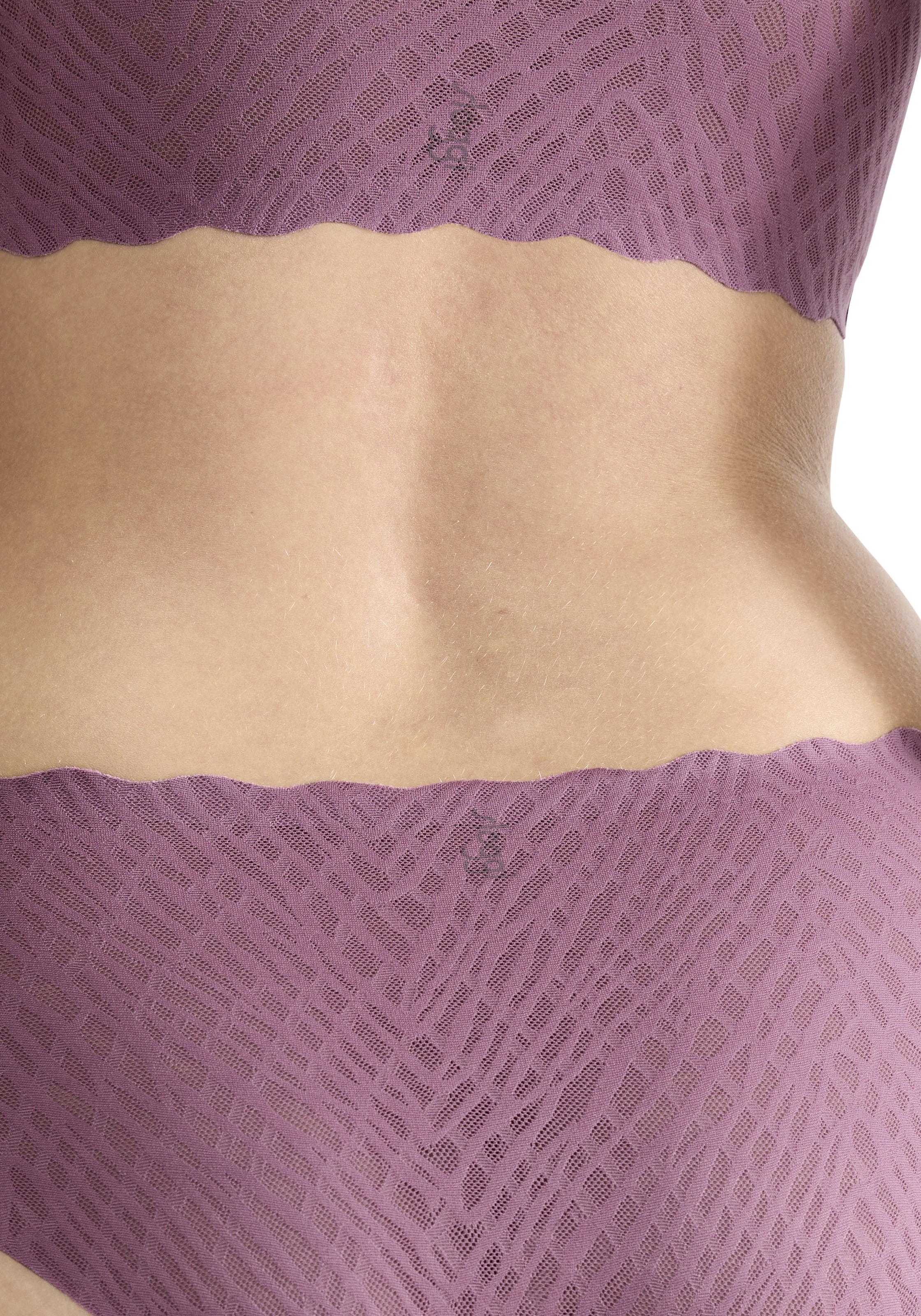sloggi Hipster »ZERO Feel Bliss«, gewellte Free-Cut-Kanten, tiefer Sitz, elastische Spitze mit Grafik
