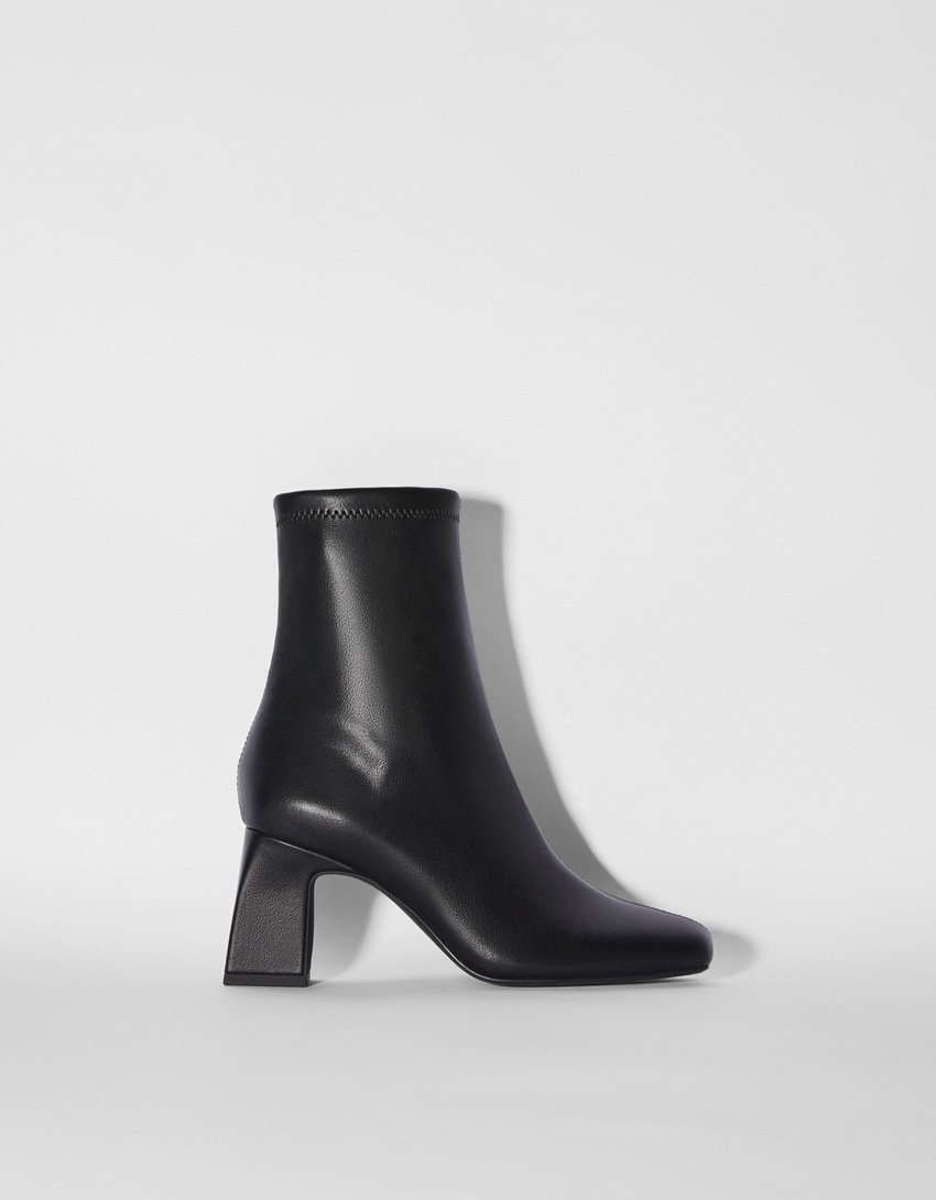 Botas de cano curto com salto alto e modelagem ajustada