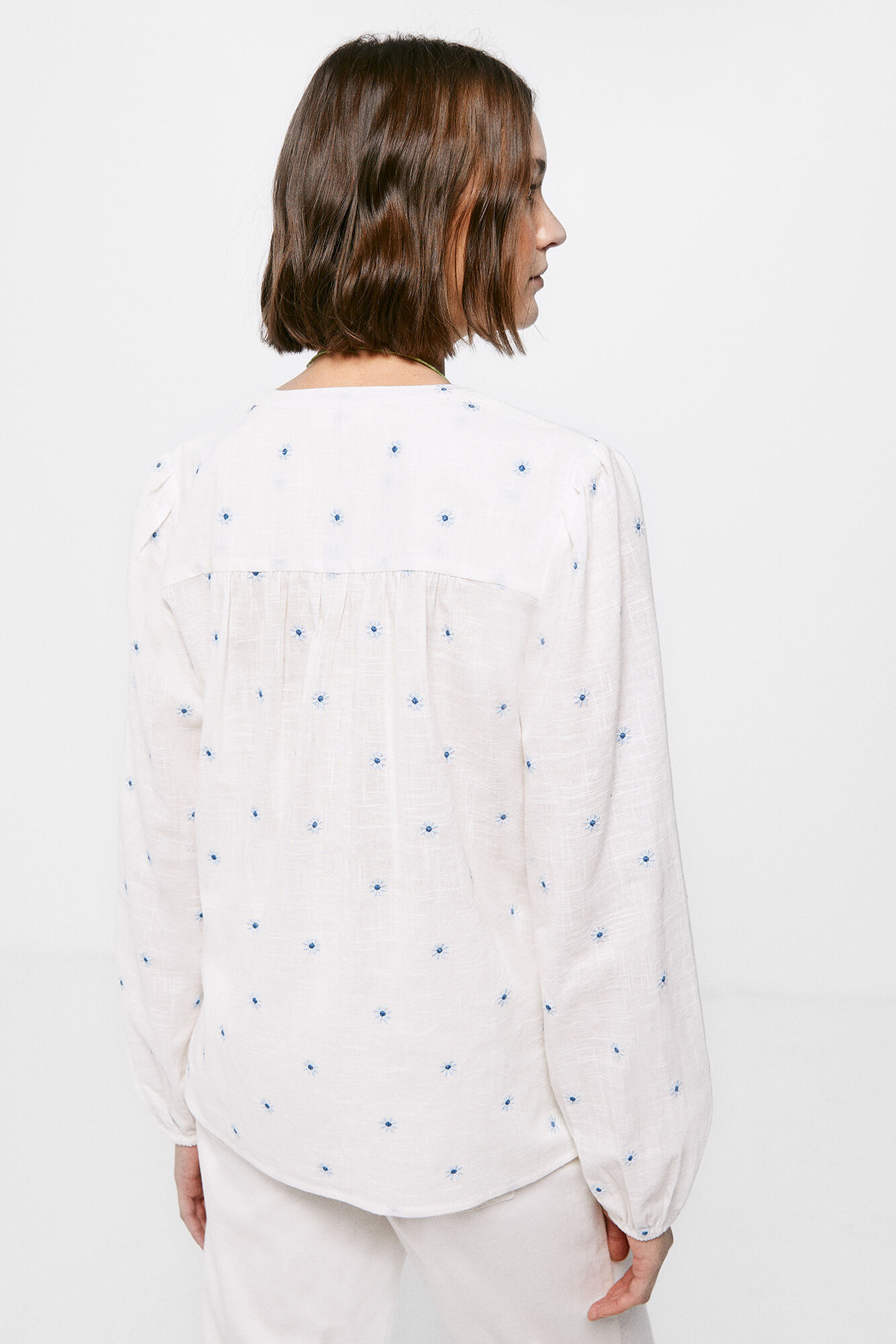 Blusa plissada bordada