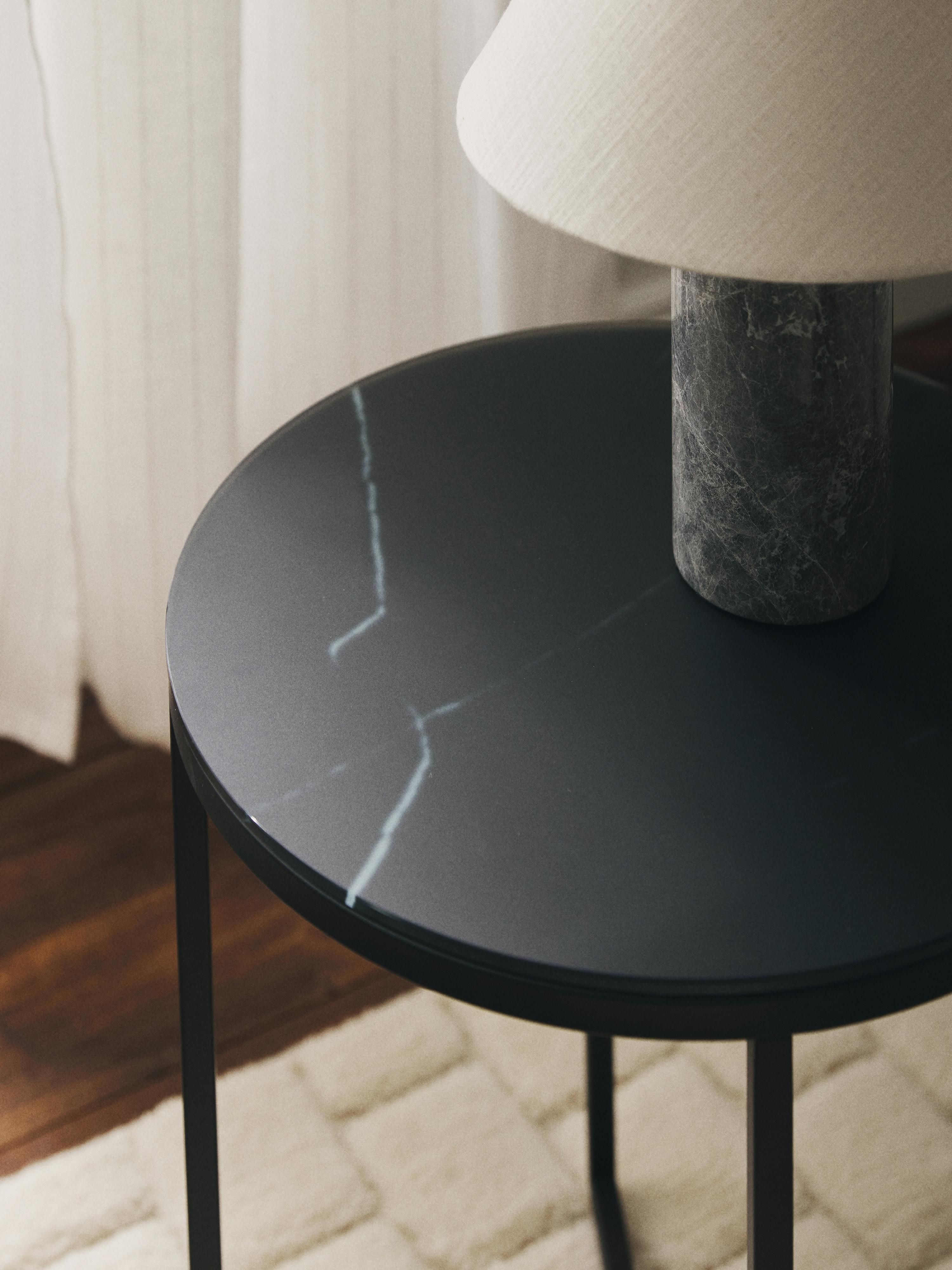 Ronde bijzettafel Antigua met glazen tafelblad in marmerlook