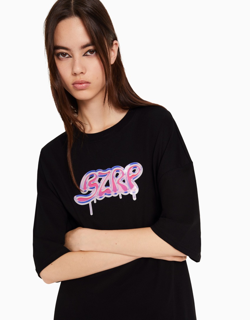 Camiseta de manga curta oversized com estampa BERSHKA ft. BIZARRAP