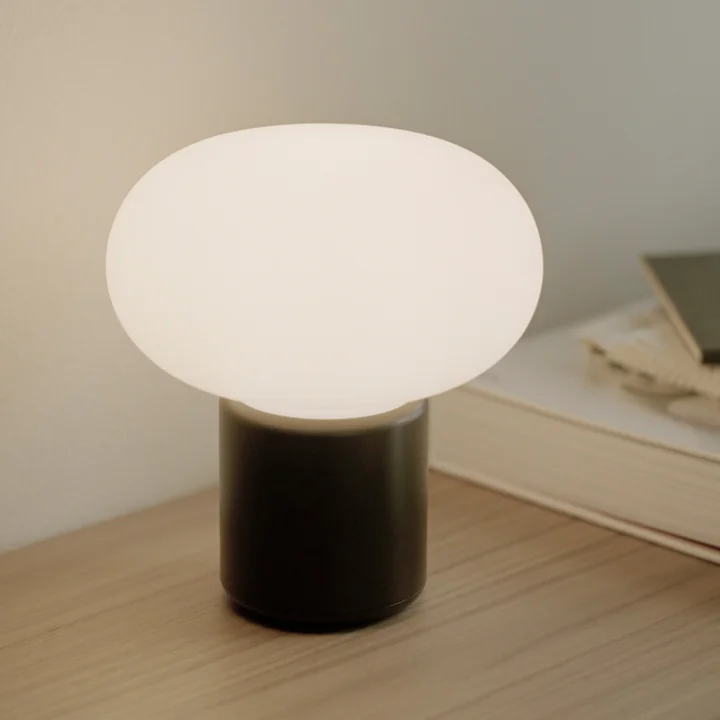 New Works - Karl-Johan Portable LED Tischleuchte mit Akku, light grey