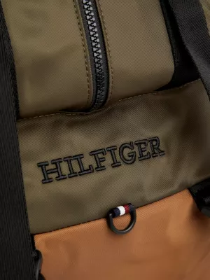 Mochila com fecho de liberação rápida e blocos de cores