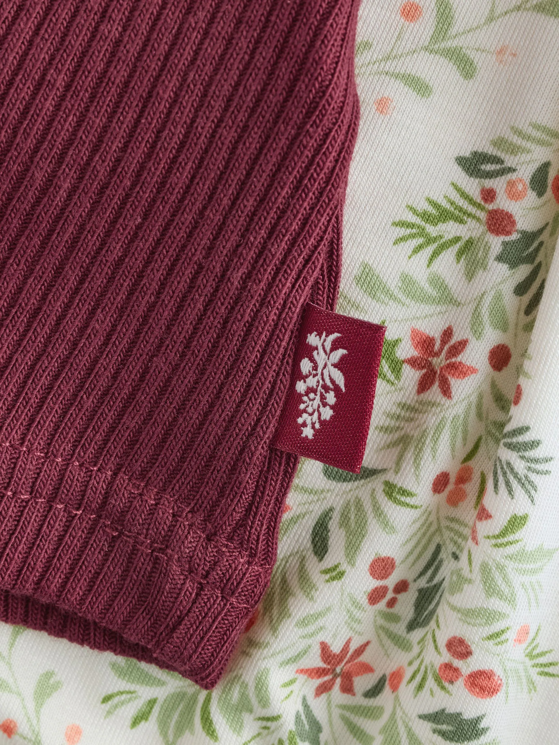 Laura Ashley Top met lange mouwen en kanten ribbels en Frestwick Glade Feestelijke Kerstmis Pyjama's