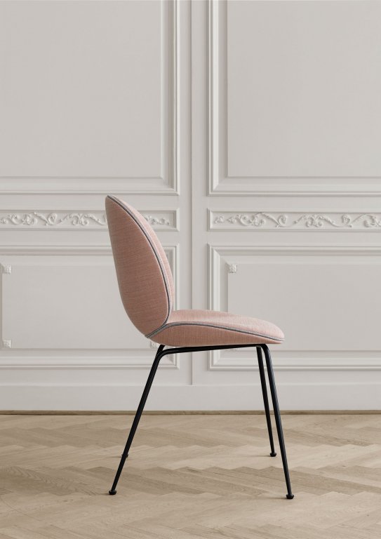 Gubi Beetle stoel, onderstel zwart, leer zwart, biezen zwart