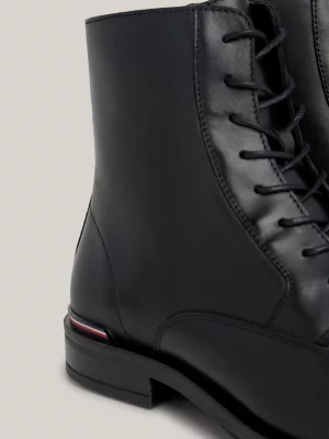 Botas de cano médio com cadarço em couro