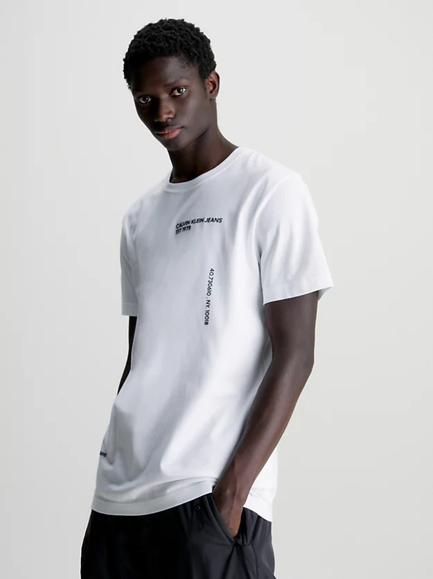 Camiseta com vários logotipos