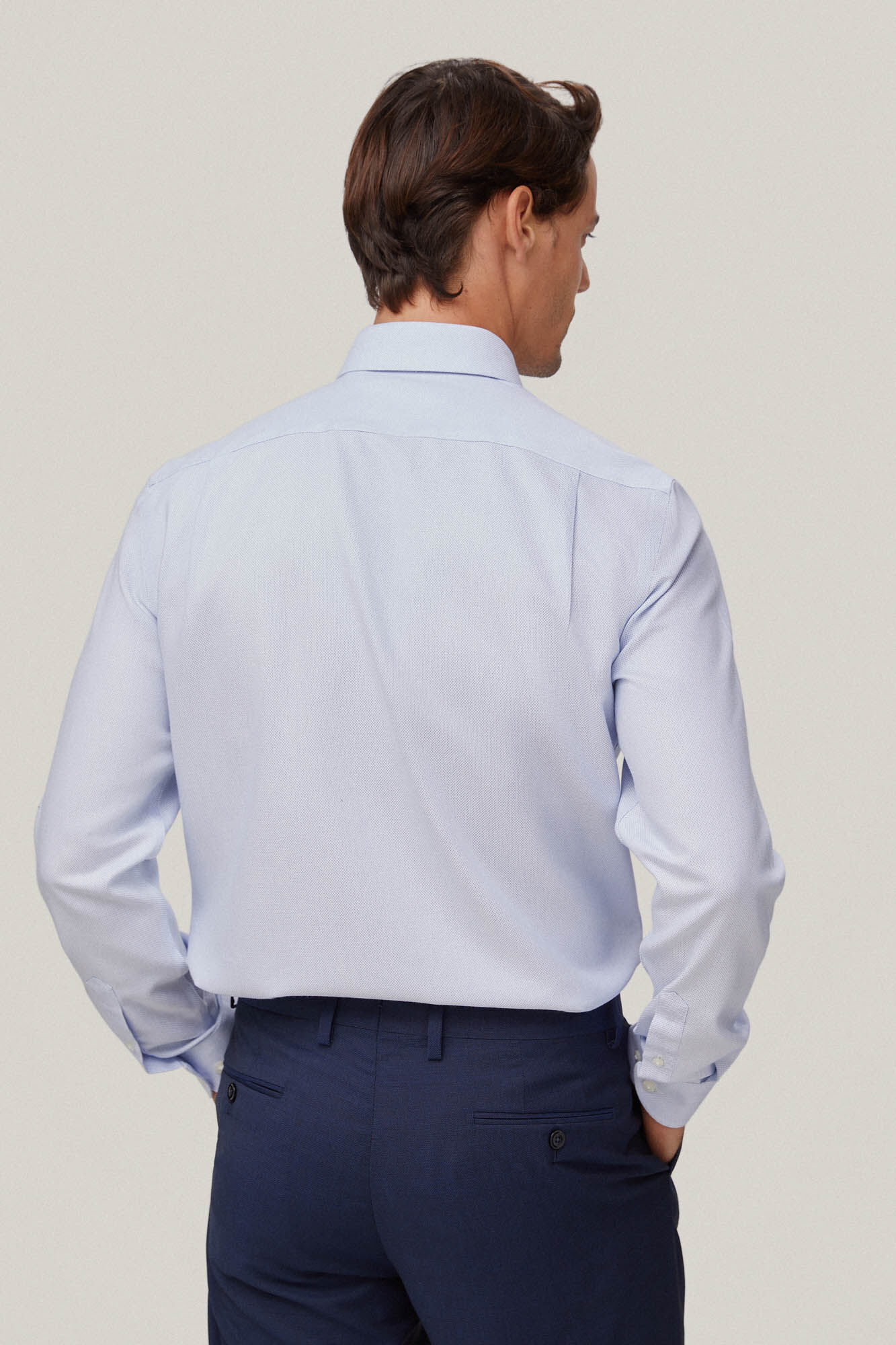 Camisa social, tecido liso, não precisa passar e é resistente a manchas - Azul