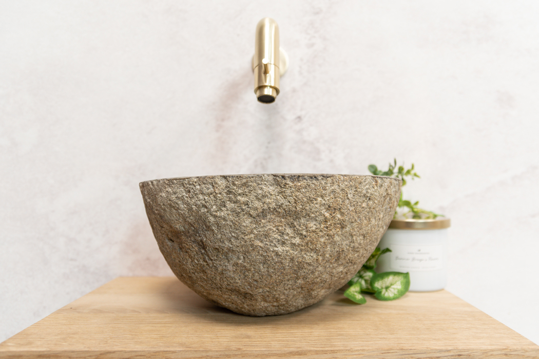 Saniclear Baru fonteinset met eiken plank, rivierstenen waskom en gouden kraan voor in het toilet