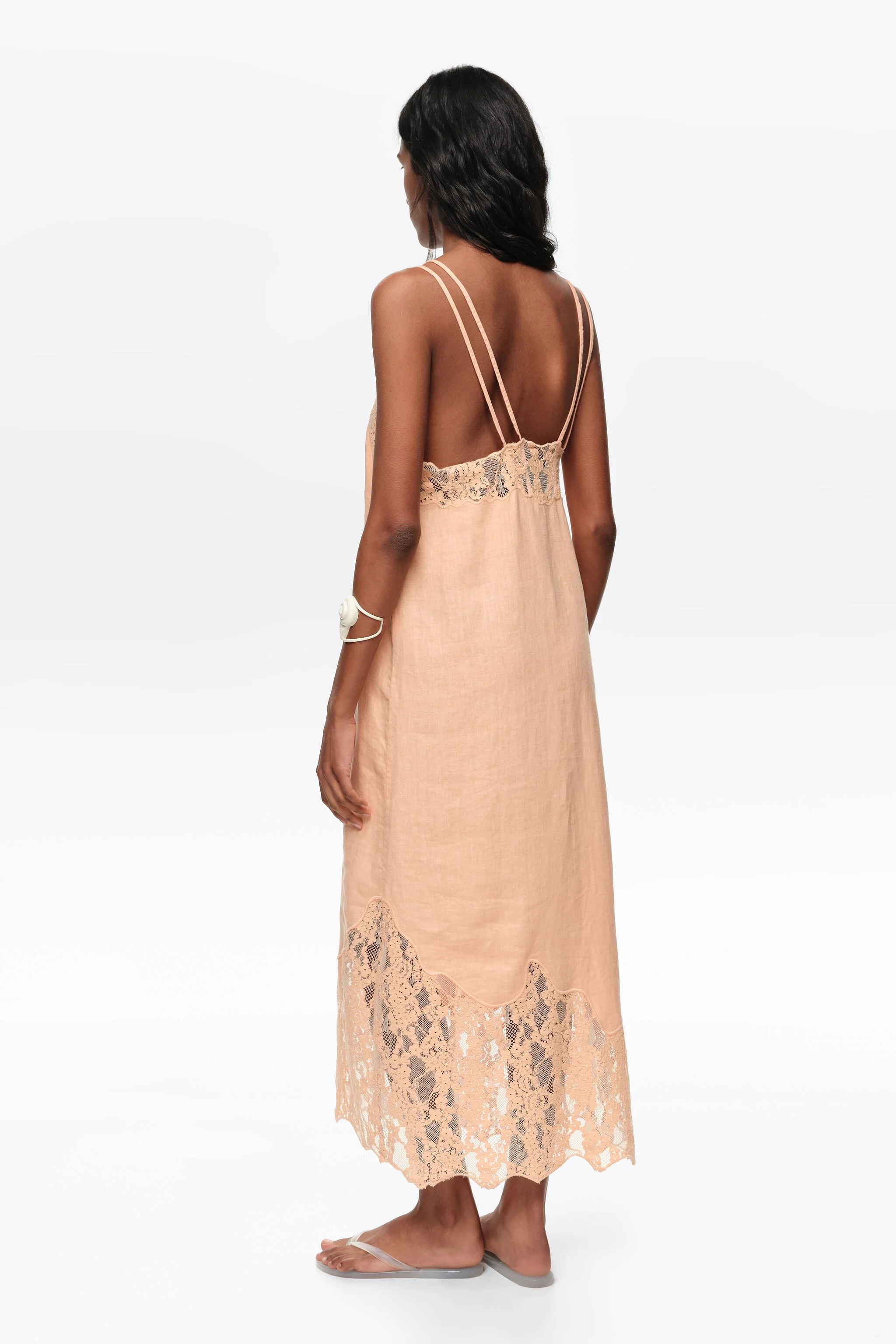 Vestido midi de linho lavado na cor laranja com renda.
