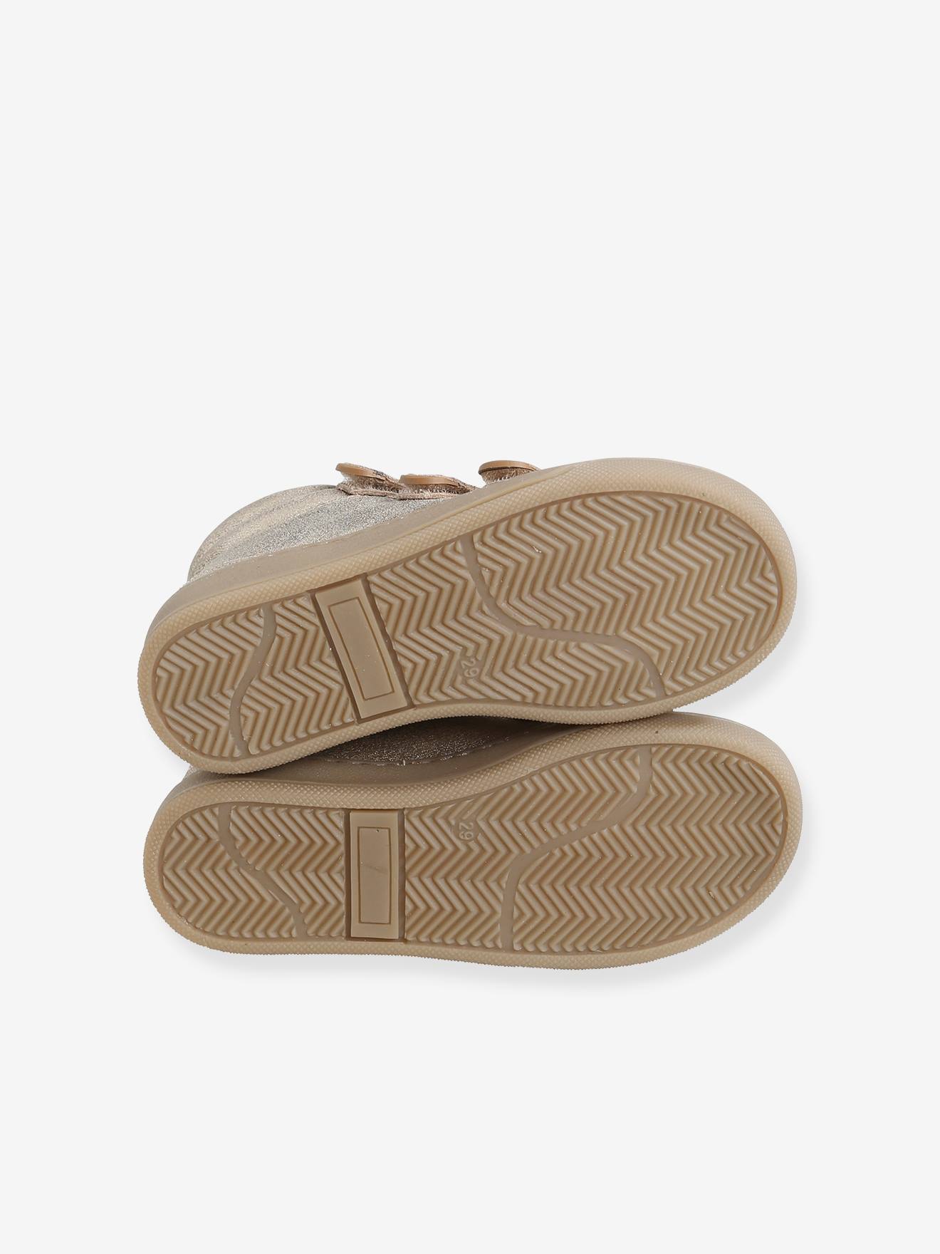 Tênis de cano alto feminino em couro iridescente, modelo especial com design exclusivo em amarelo metálico claro.