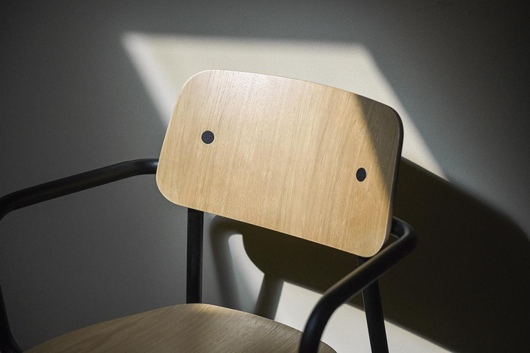 Fermob Studie eetkamerstoel met arm eiken Indoor Nutmeg