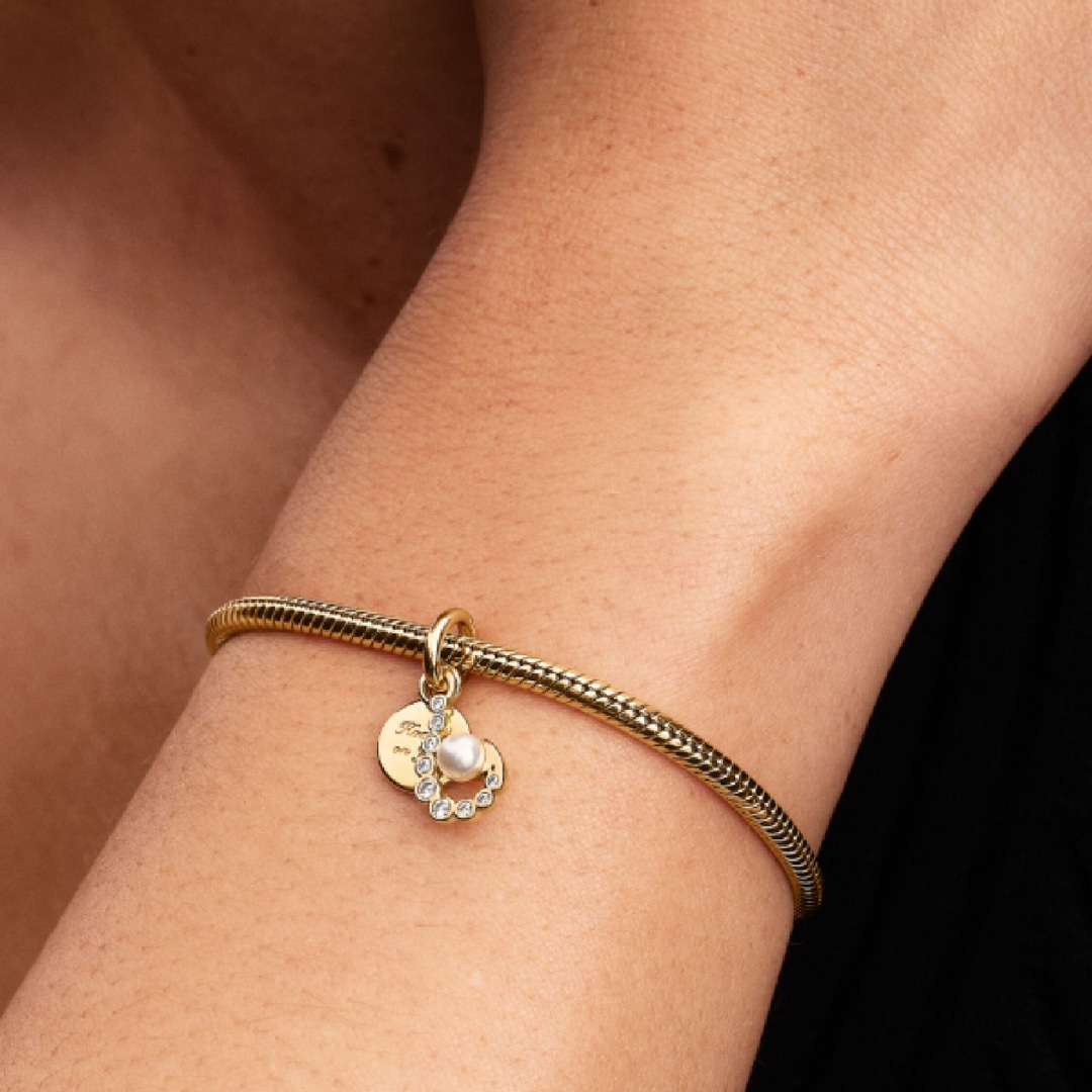 Pandora Gold Moments Haken mit lackierter Perle Charm-Anhänger