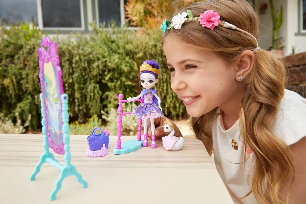 COFFRET STUDIO DE DANSE DE SARELY CYGNE - MINI-POUPÉE ENCHANTIMALS