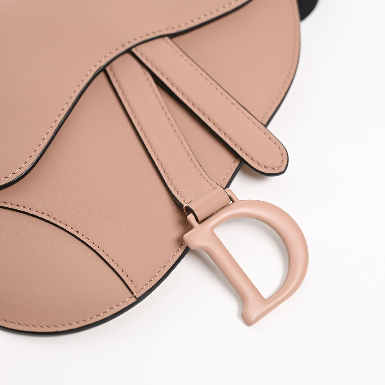 Dior Sac ceinture Saddle en Cuir rose - Neuf avec étiquette - L.19 cm
