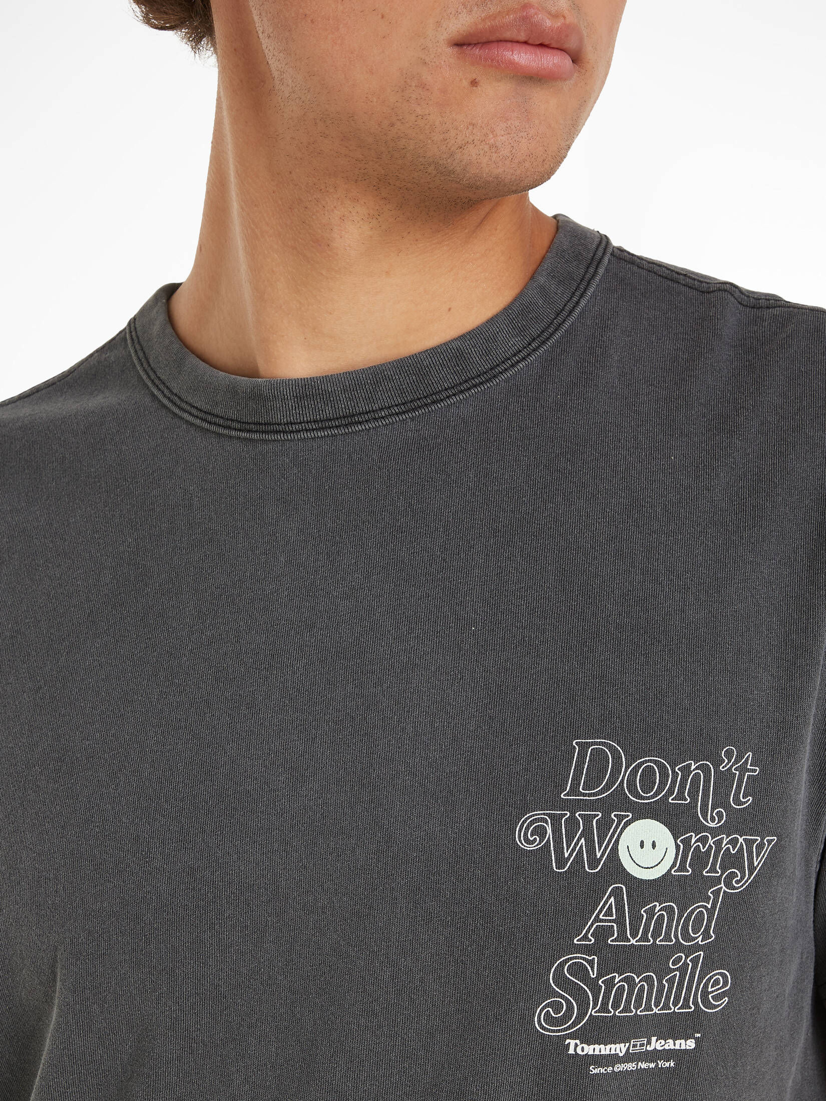 Tommy Jeans| Herren T-Shirt aus Bio-Baumwolle NOVELTY GRAPHIC 2 TEE Regular Fit