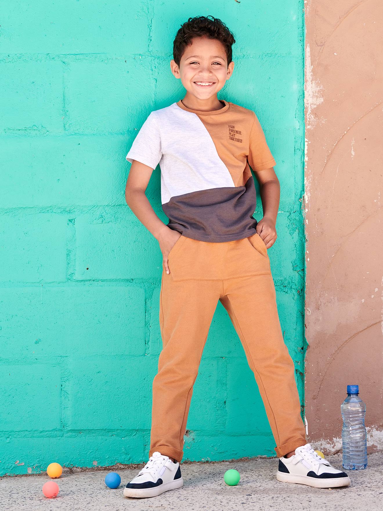 Calça de moletom esportiva infantil com bolsos canguru estilosos na cor noz-pecã.