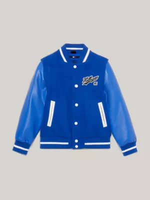 Jaqueta bomber universitária com mangas removíveis e logo nas costas.