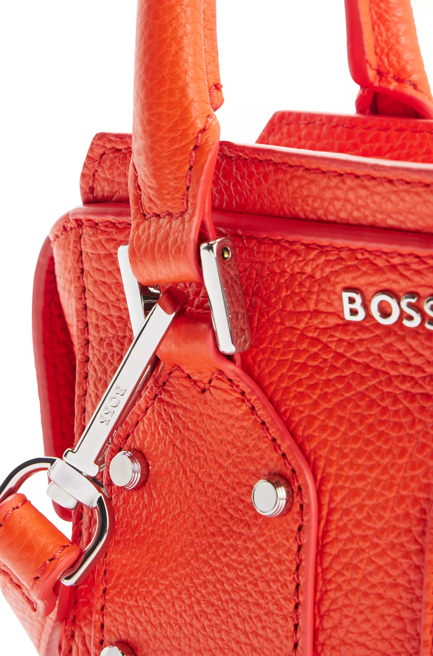 Mini bolsa BOSS em couro granulado preto com detalhes da marca.