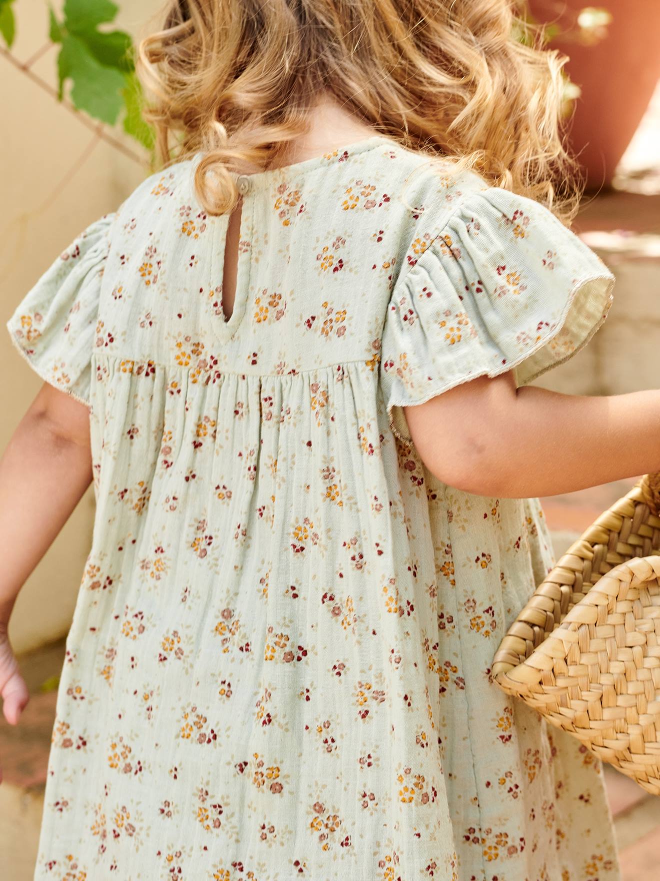 Vestido infantil de chiffon de algodão estampado com mangas borboleta, na cor verde-água.
