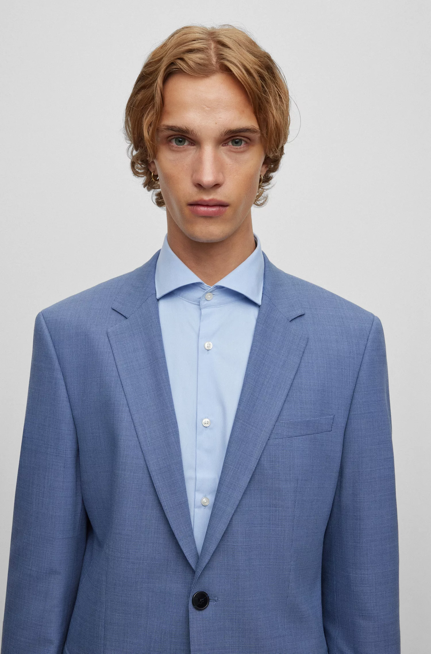 Terno HUGO vermelho, corte slim, em tecido elástico de alta performance com estampa.