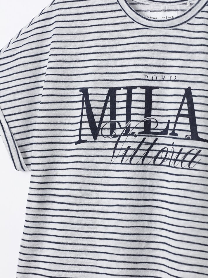 Camiseta listrada estampada - Branca/azul marinho