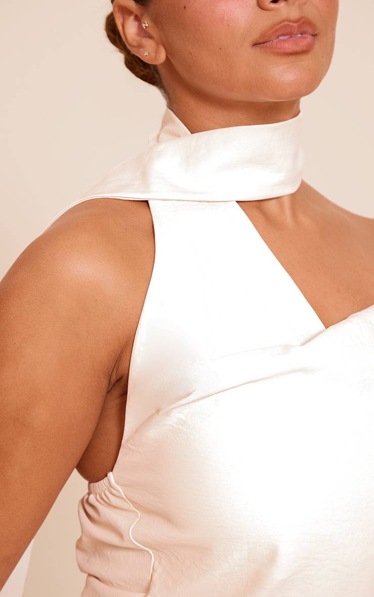 Crème Haut Drapé À Col Bénitier En Satin Martelé Avec Détail Foulard Shape