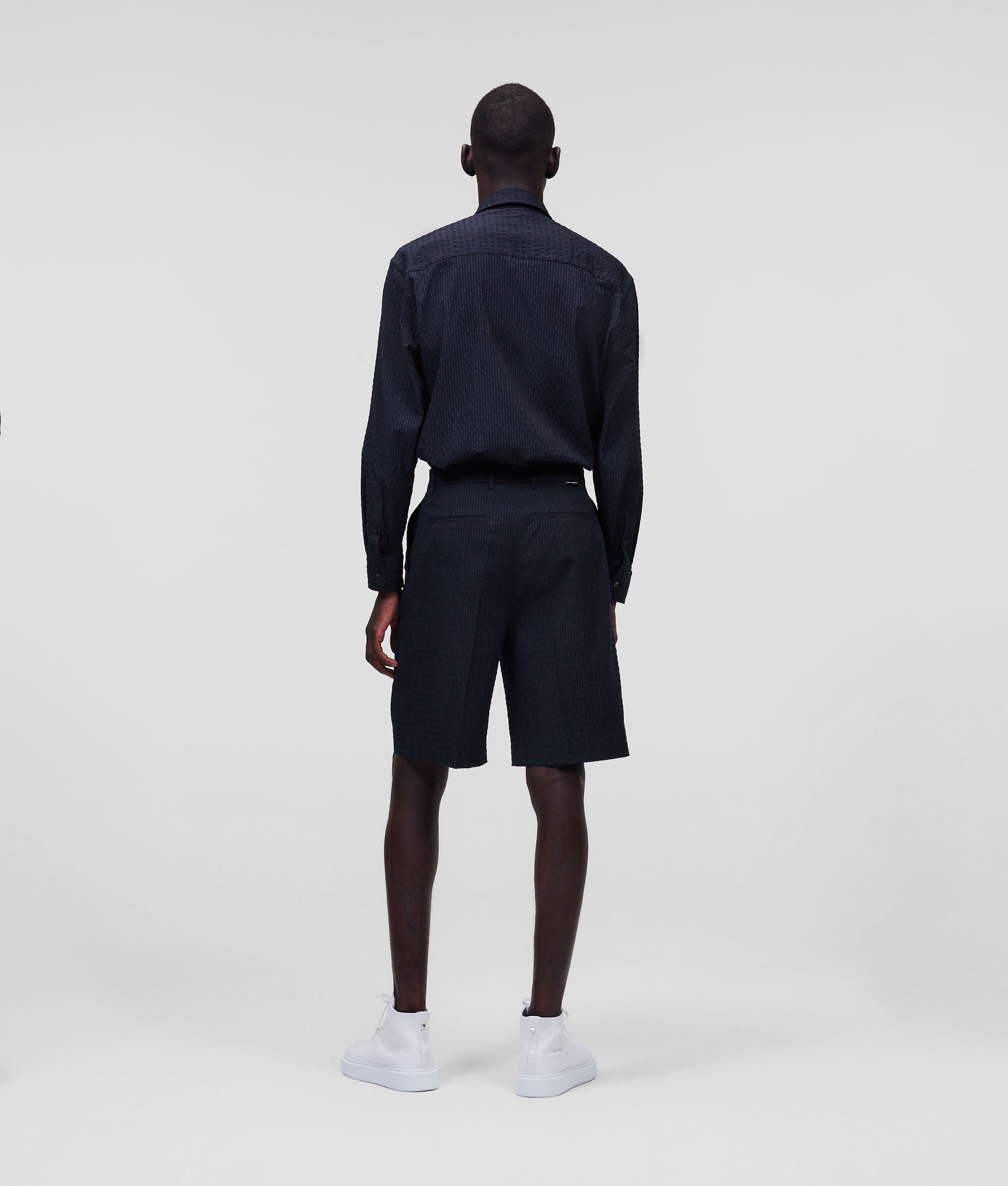 SHORT EN SEERSUCKER À FINES RAYURES