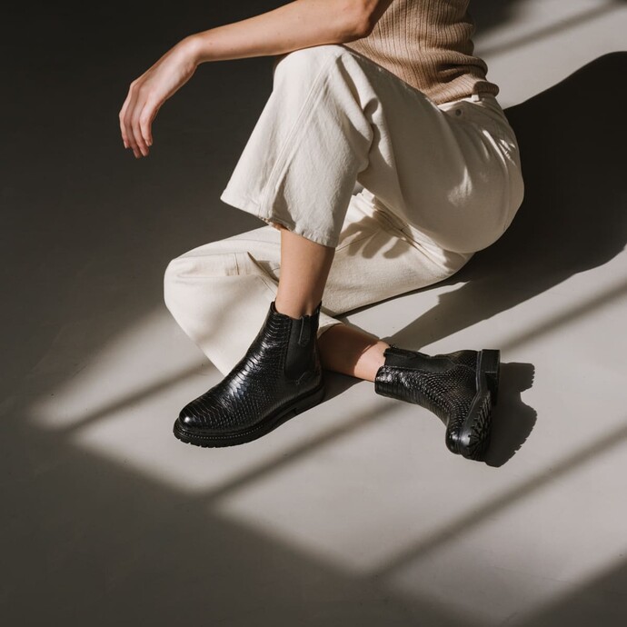 Bottines plates  en reptile noir