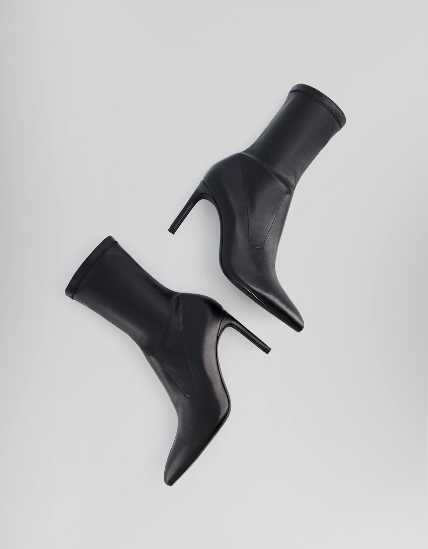 Botas de cano curto com salto alto e modelagem ajustada