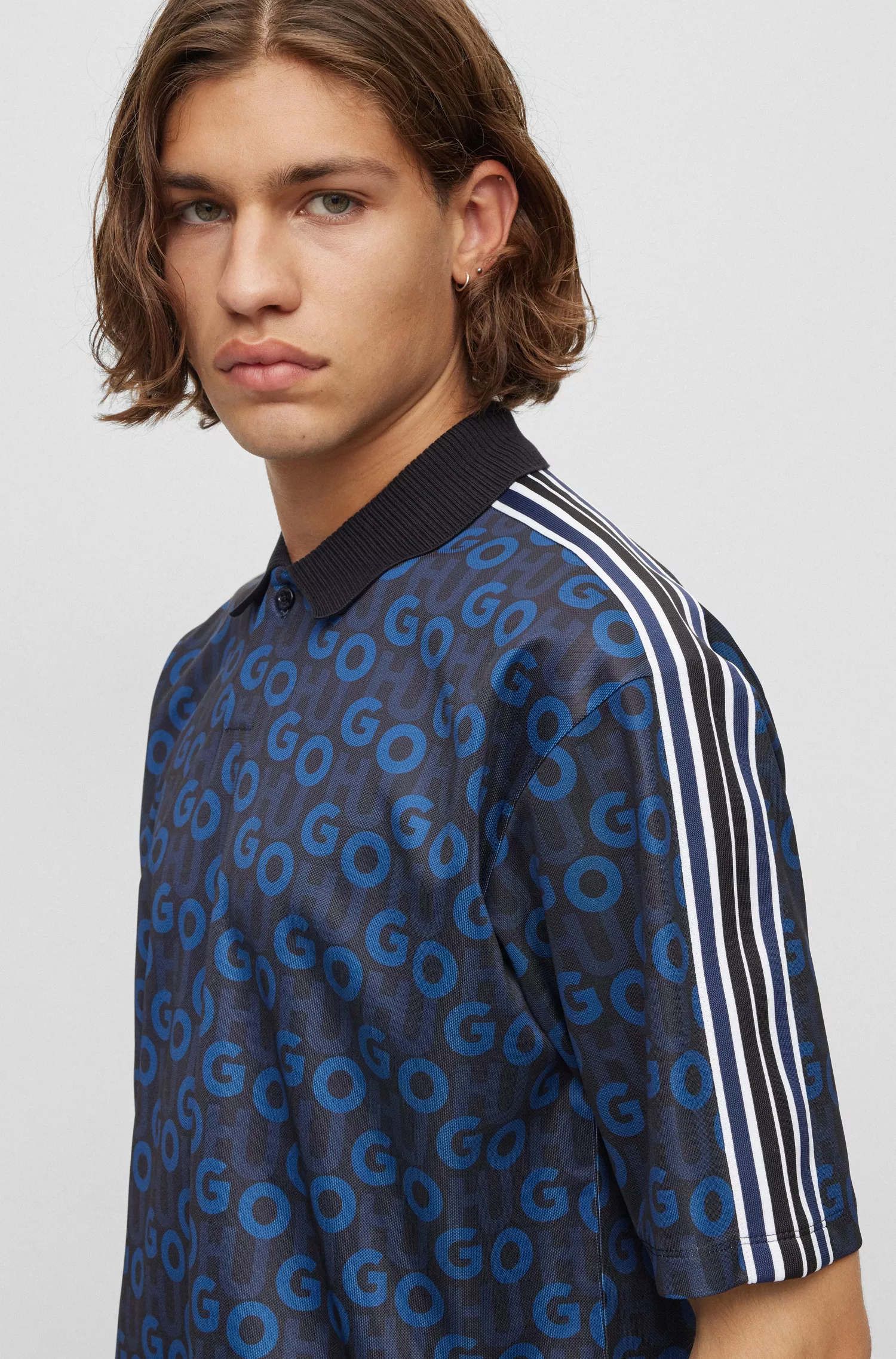 Camisa polo HUGO vermelha, modelagem relaxada, com monogramas estampados.