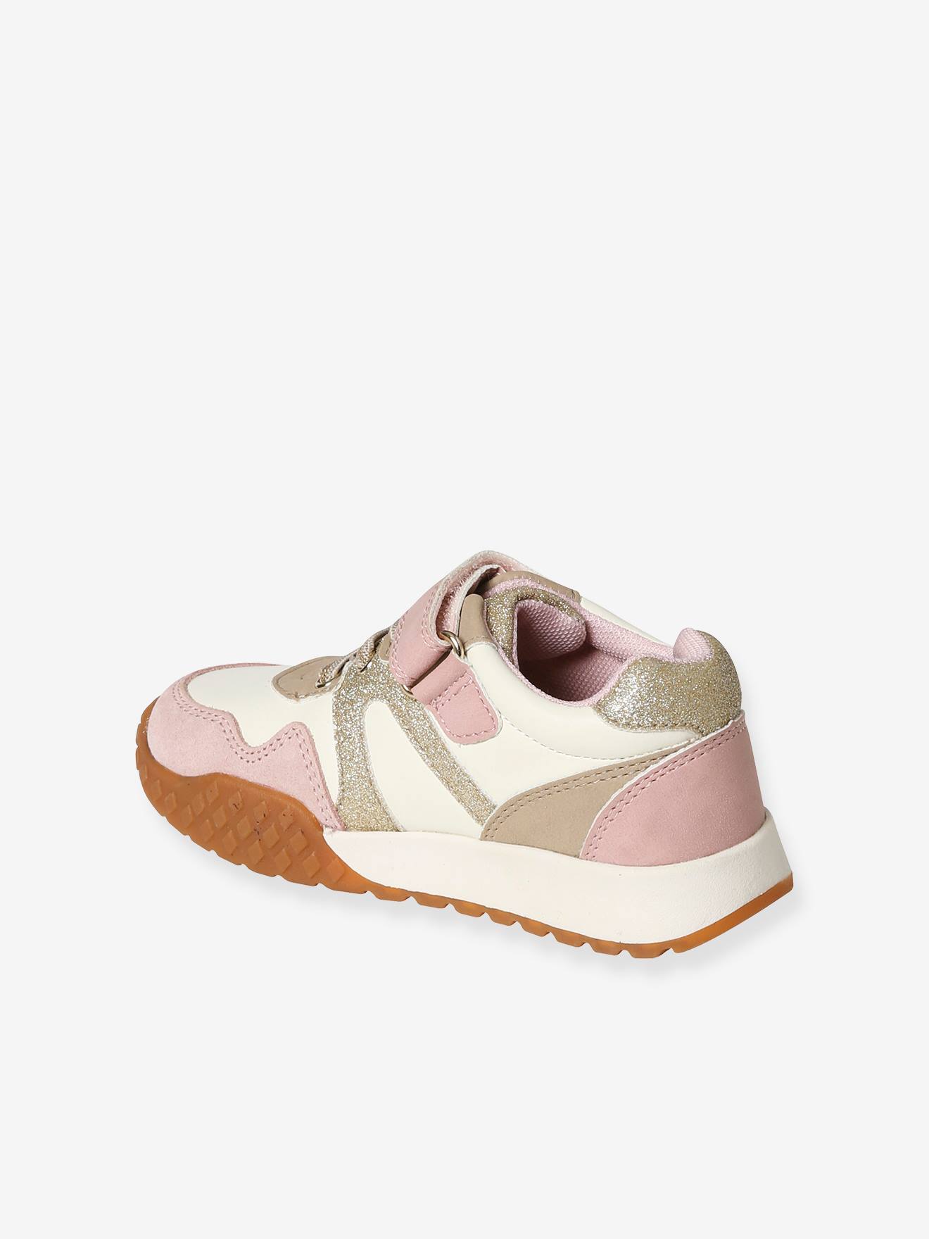 Tênis infantil com cadarço e fecho de velcro.