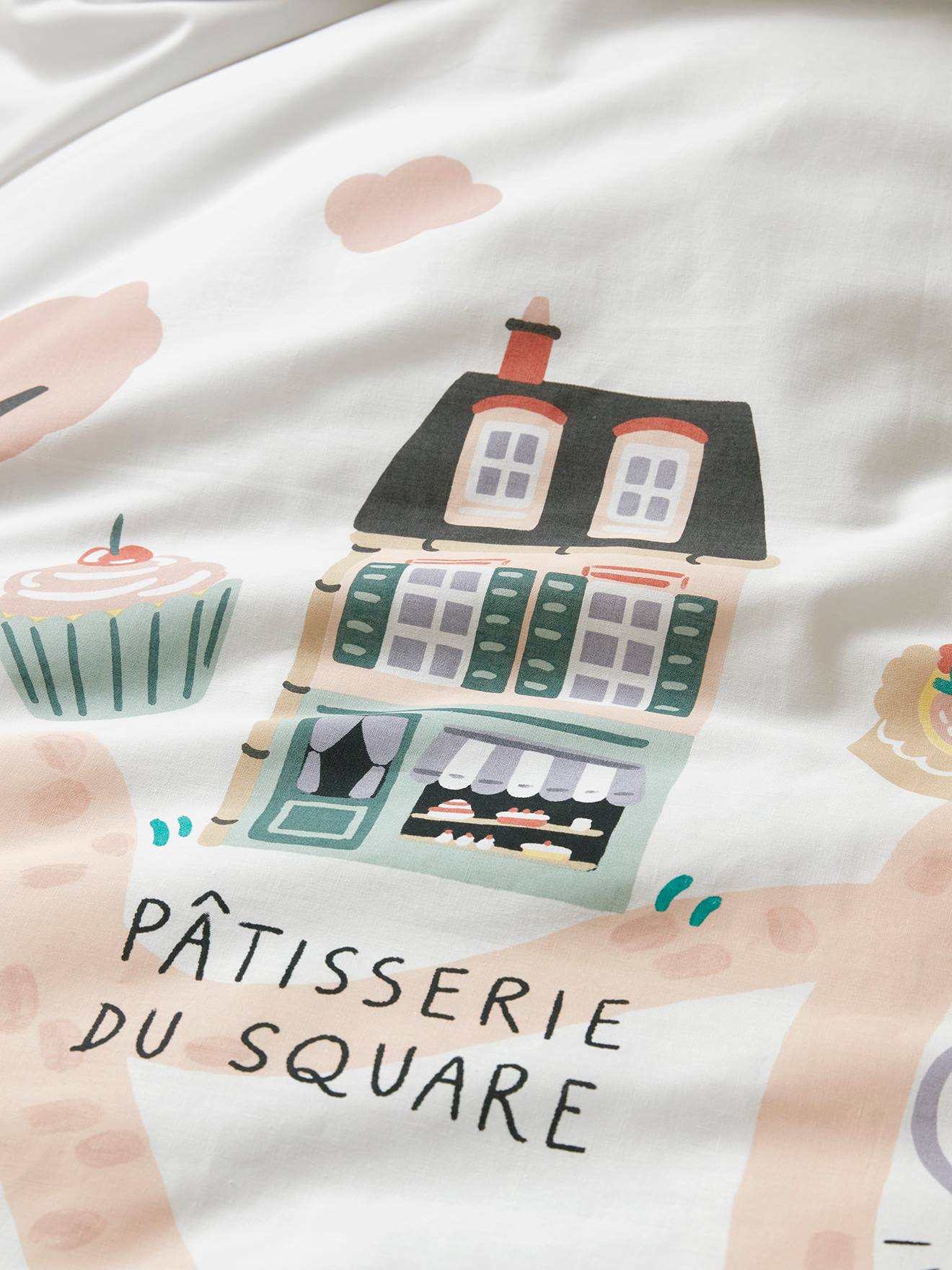 Conjunto infantil de capa de edredom e fronha, liso em branco claro e lilás com estampas.