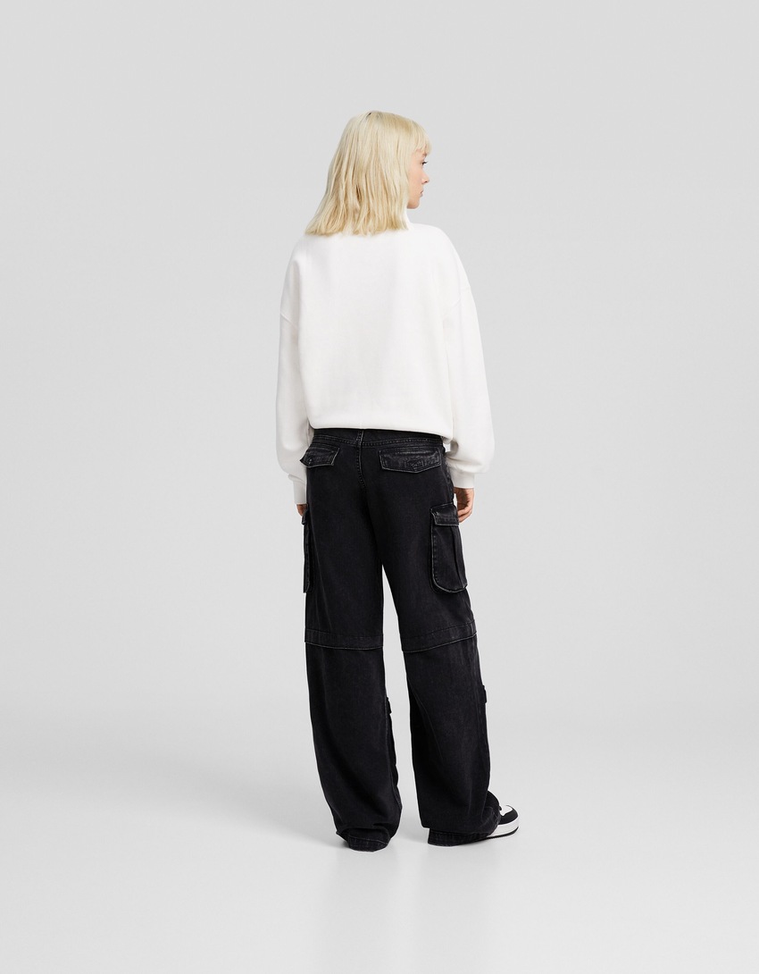 Calça cargo com vários bolsos