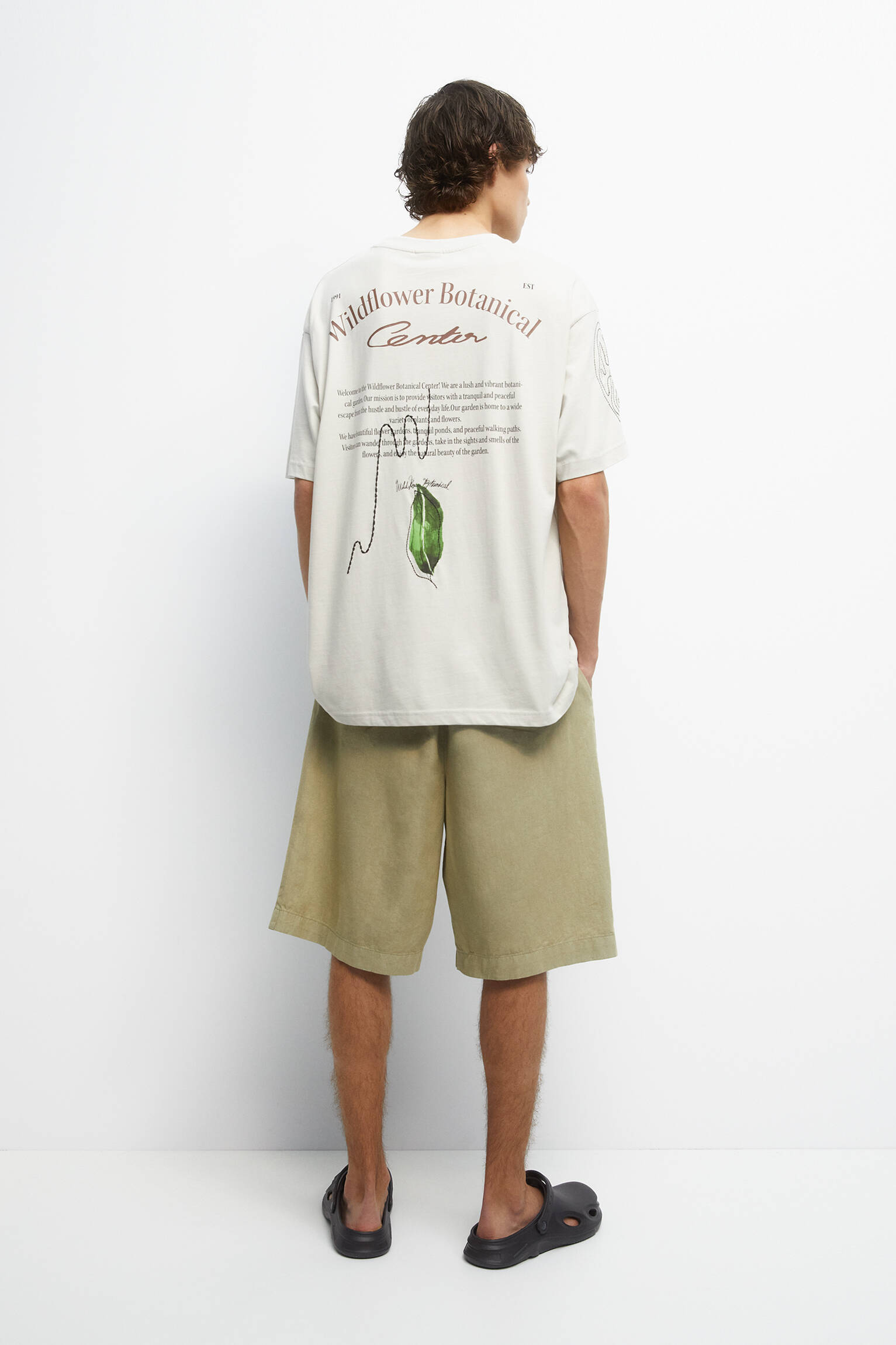 CAMISETA DE MANGA CURTA COM DETALHES BORDADOS - CINZA CLARO