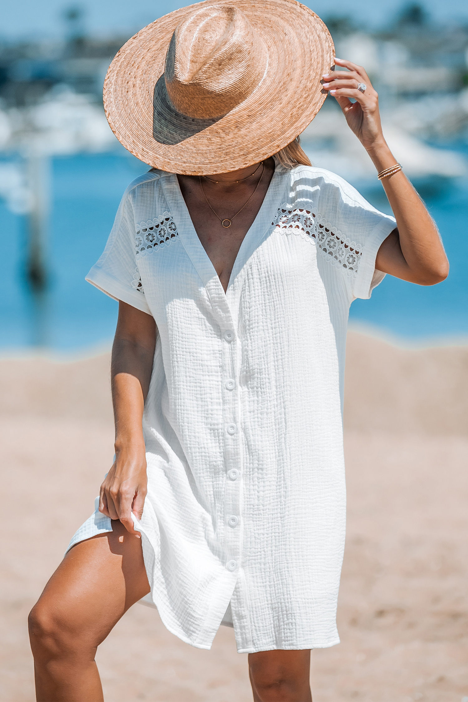 Robe en pur coton à boutons sur le devant en dentelle